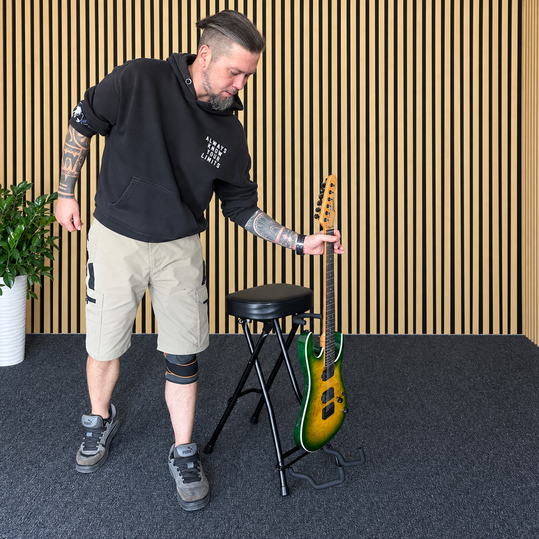 Hardman SB207 guitarstol med fodstøtte og guitarholder.