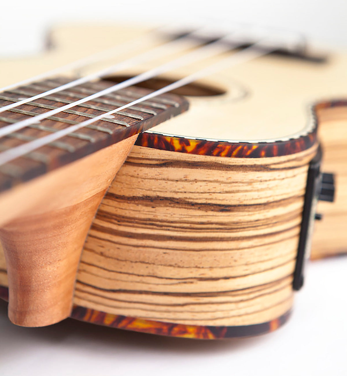 Reno RU210E Sopran Ukulele m. Pickup og Tuner (Natur)