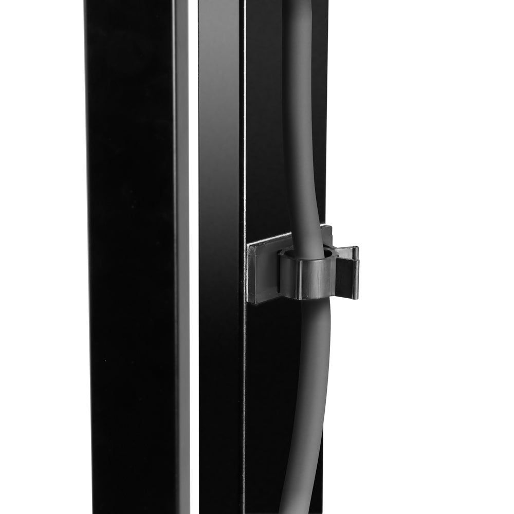 Adam Hall Stands SKDB 040 – Robust studiemonitorstativ med rummelig bakke