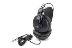 GEWA Headphones HP three close - P/U24