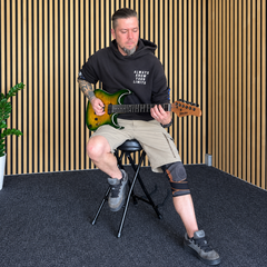 Hardman SB207 guitarstol med fodstøtte og guitarholder.
