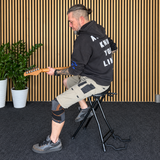 Hardman SB207 guitarstol med fodstøtte og guitarholder.