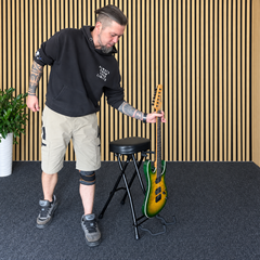 Hardman SB207 guitarstol med fodstøtte og guitarholder.