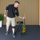 Hardman SB207 guitarstol med fodstøtte og guitarholder.