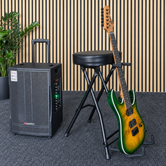Hardman SB207 guitarstol med fodstøtte og guitarholder.