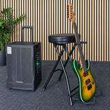 Hardman SB207 guitarstol med fodstøtte og guitarholder.