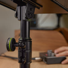 Gravity SP 3102 TM - Fleksibelt studie-monitorstativ med bordklemme