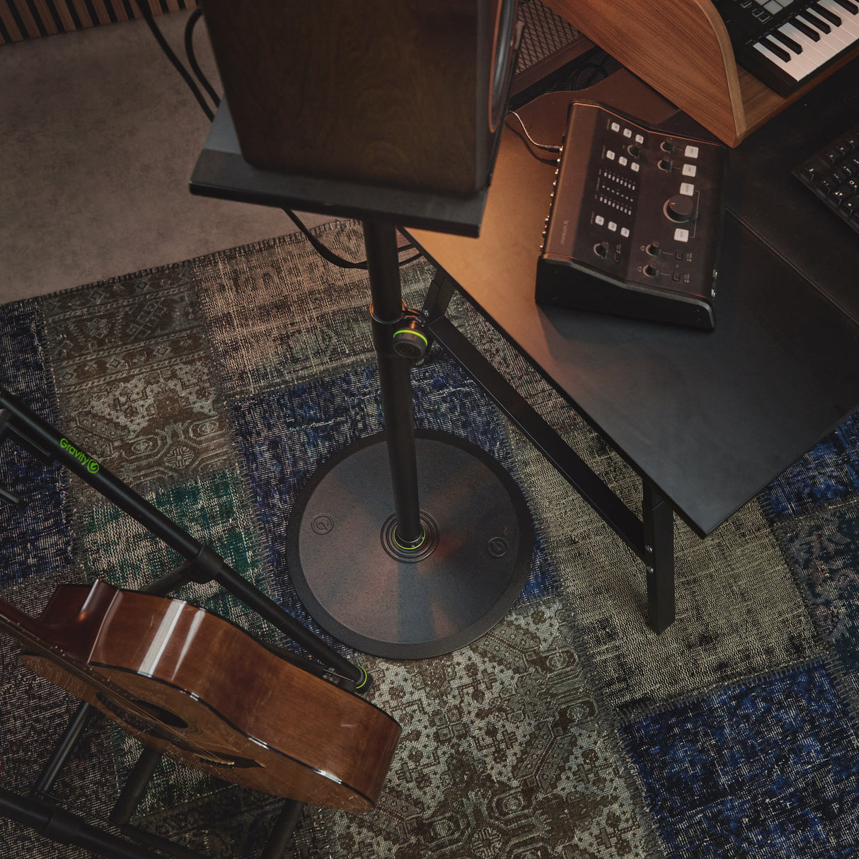 Gravity SP 3202 LR B - Stativ til studiomonitorhøjttaler med stor rund base