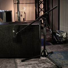 Gravity TMS 4232 B - Touring Series kort mikrofonstativ med sammenklappelig trefodsfod og 2-punkts justerbar teleskopboom, sort