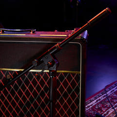 Gravity TMS 4232 B - Touring Series kort mikrofonstativ med sammenklappelig trefodsfod og 2-punkts justerbar teleskopboom, sort