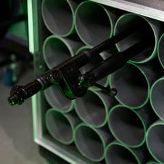 Gravity TMS 4232 B - Touring Series kort mikrofonstativ med sammenklappelig trefodsfod og 2-punkts justerbar teleskopboom, sort